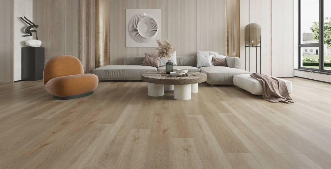 Kaip prižiūrėti vinilines grindis? Profesionalūs patarimai 2025